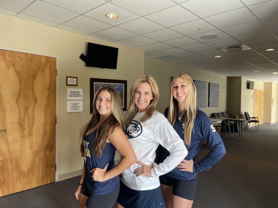 Coach Zabinski with Co captain Rebecca Benezra (left) and Captain Thalia Schrumpf (right).